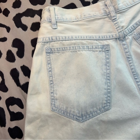 Vintage Pleated Denim Shorts – Size 6 🌟(Bill Blass) - Picture 10 of 10